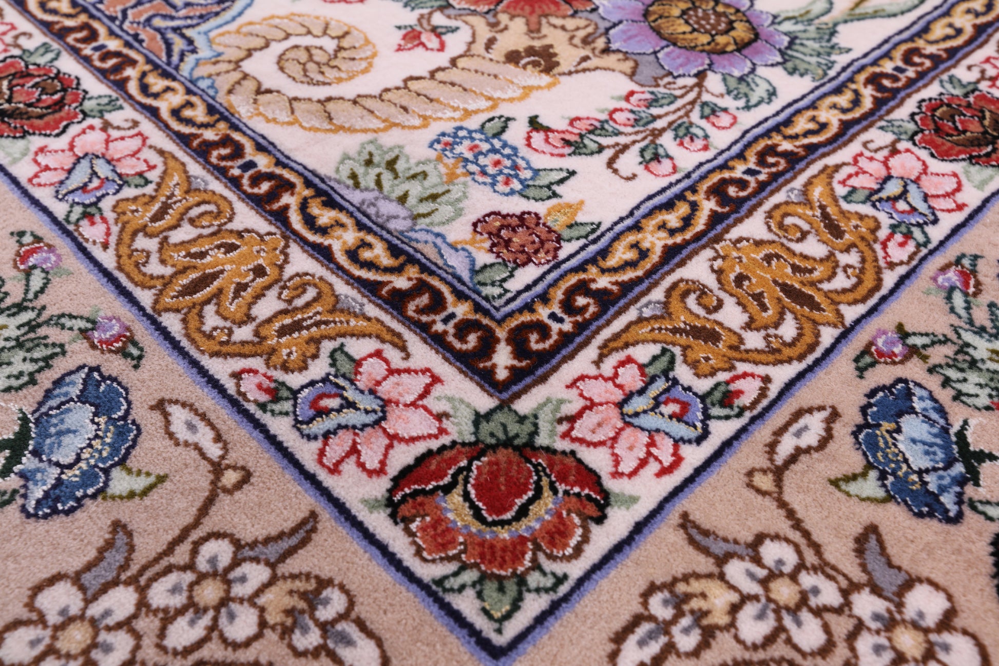 Ivory Isfahan Authentic Persian Hand Knotted Wool & Silk Area Rug - 5' 1" X 7' 8" - Golden Nile