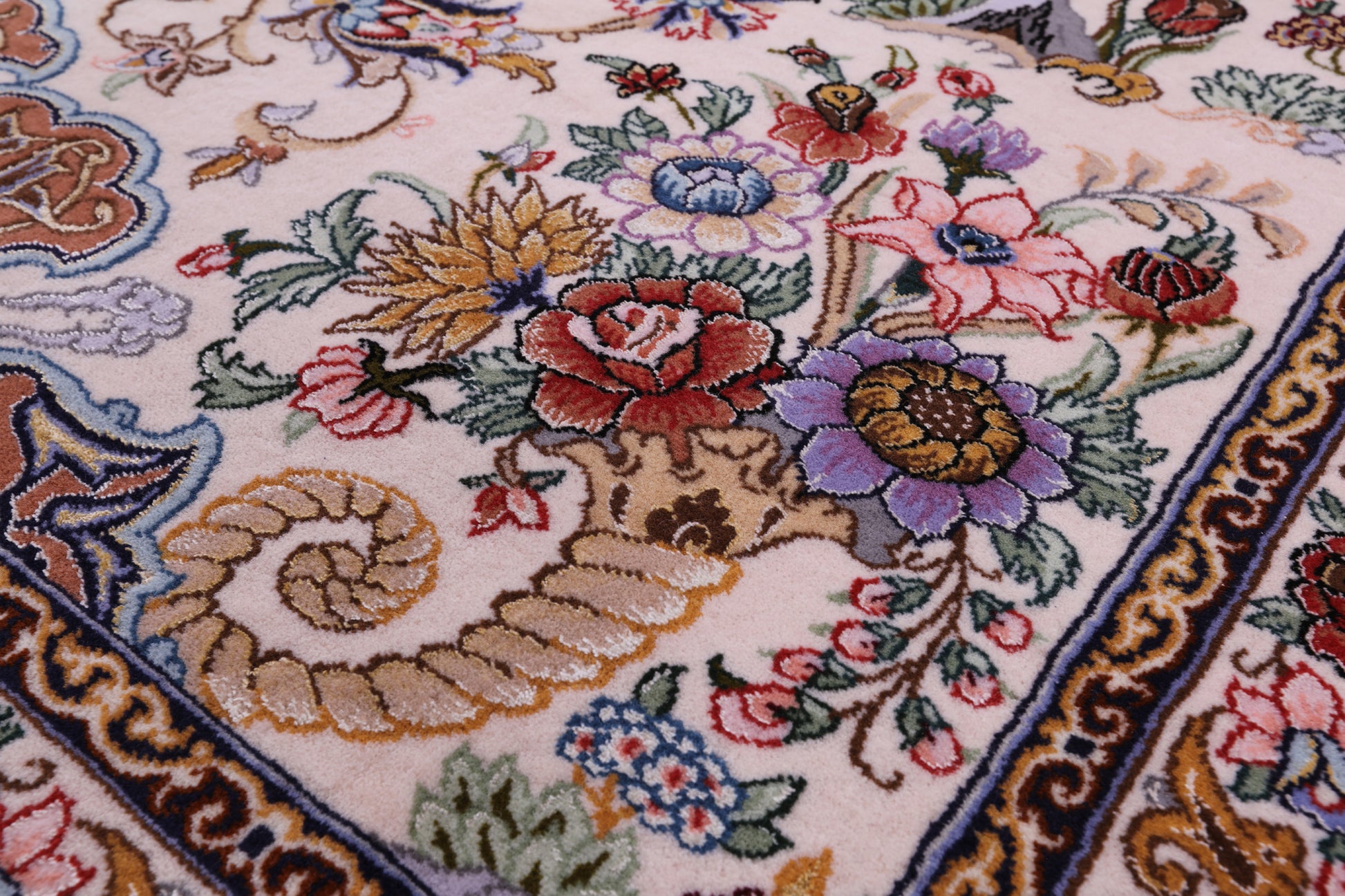 Ivory Isfahan Authentic Persian Hand Knotted Wool & Silk Area Rug - 5' 1" X 7' 8" - Golden Nile