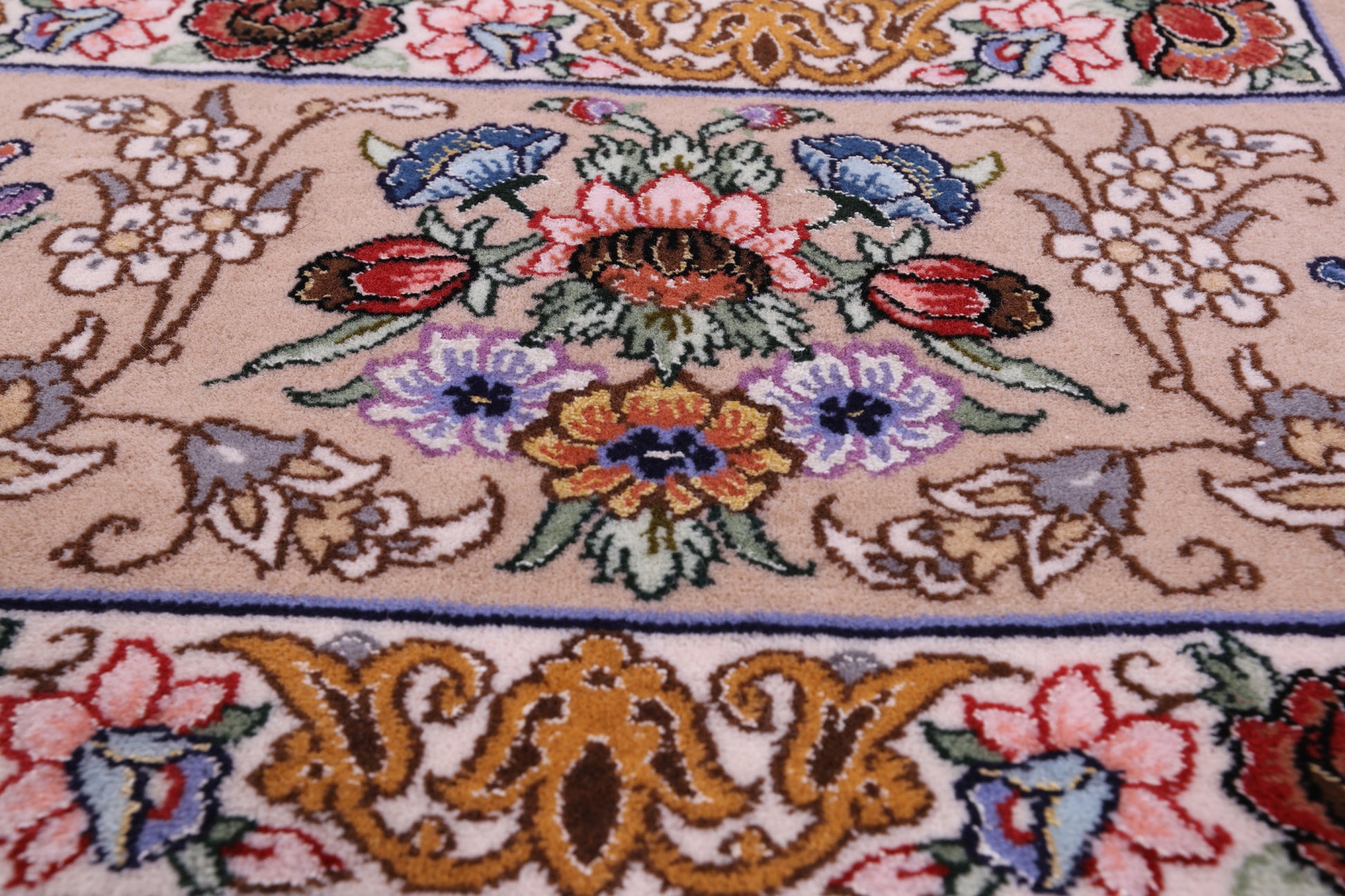 Ivory Isfahan Authentic Persian Hand Knotted Wool & Silk Area Rug - 5' 1" X 7' 8" - Golden Nile