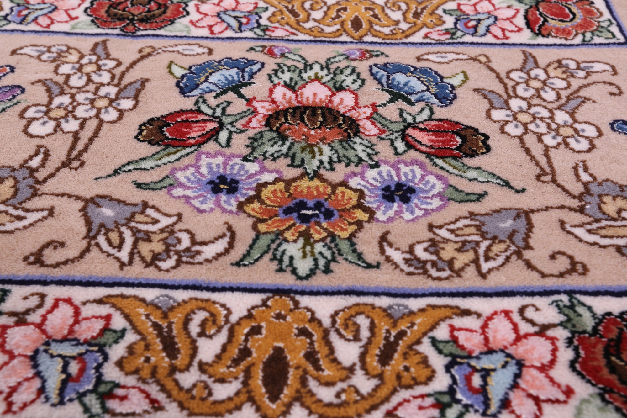 Ivory Isfahan Authentic Persian Hand Knotted Wool & Silk Area Rug - 5' 1" X 7' 8" - Golden Nile