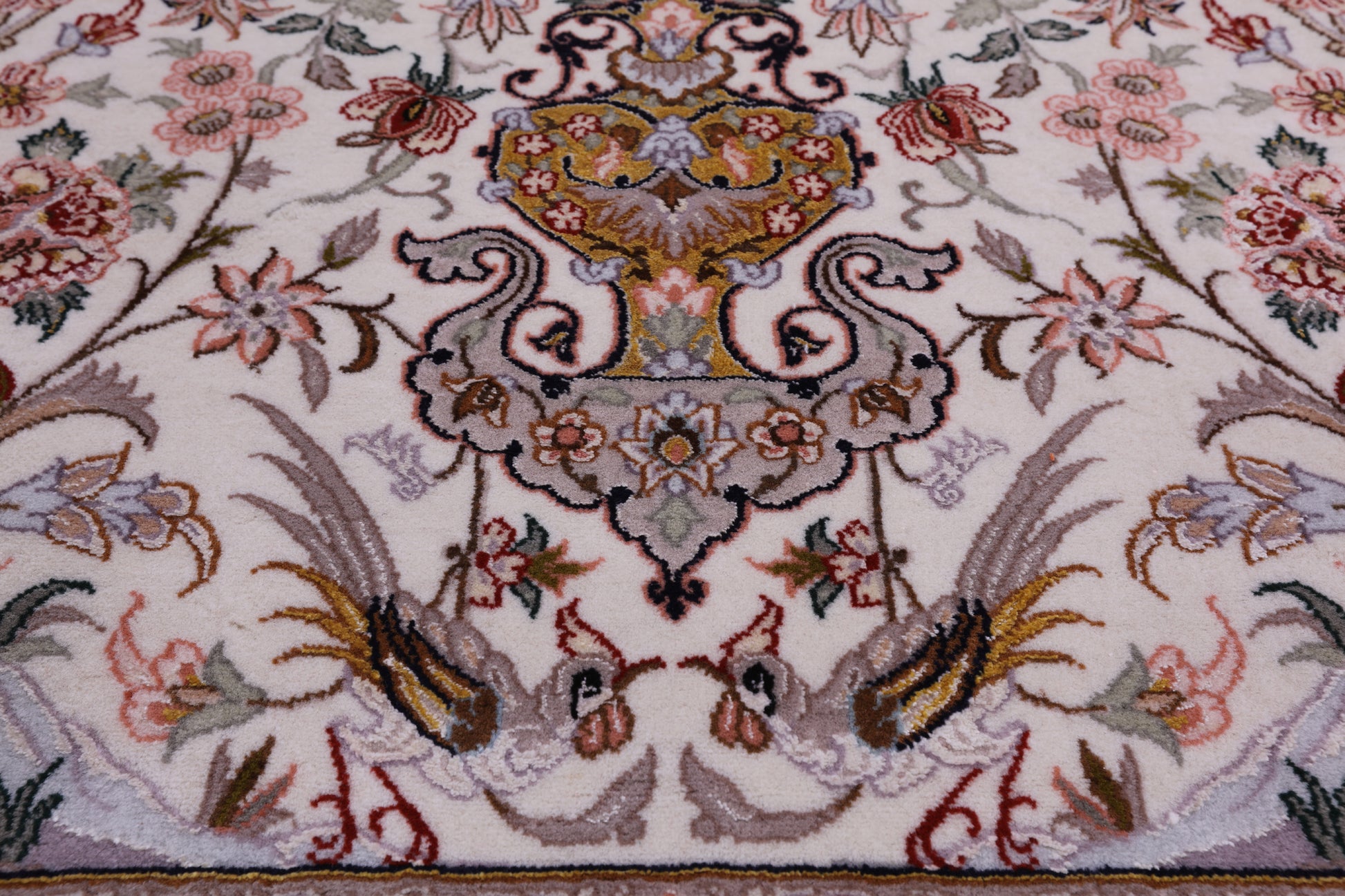 Ivory Isfahan Authentic Persian Hand Knotted Wool & Silk Area Rug - 5' 1" X 7' 11" - Golden Nile