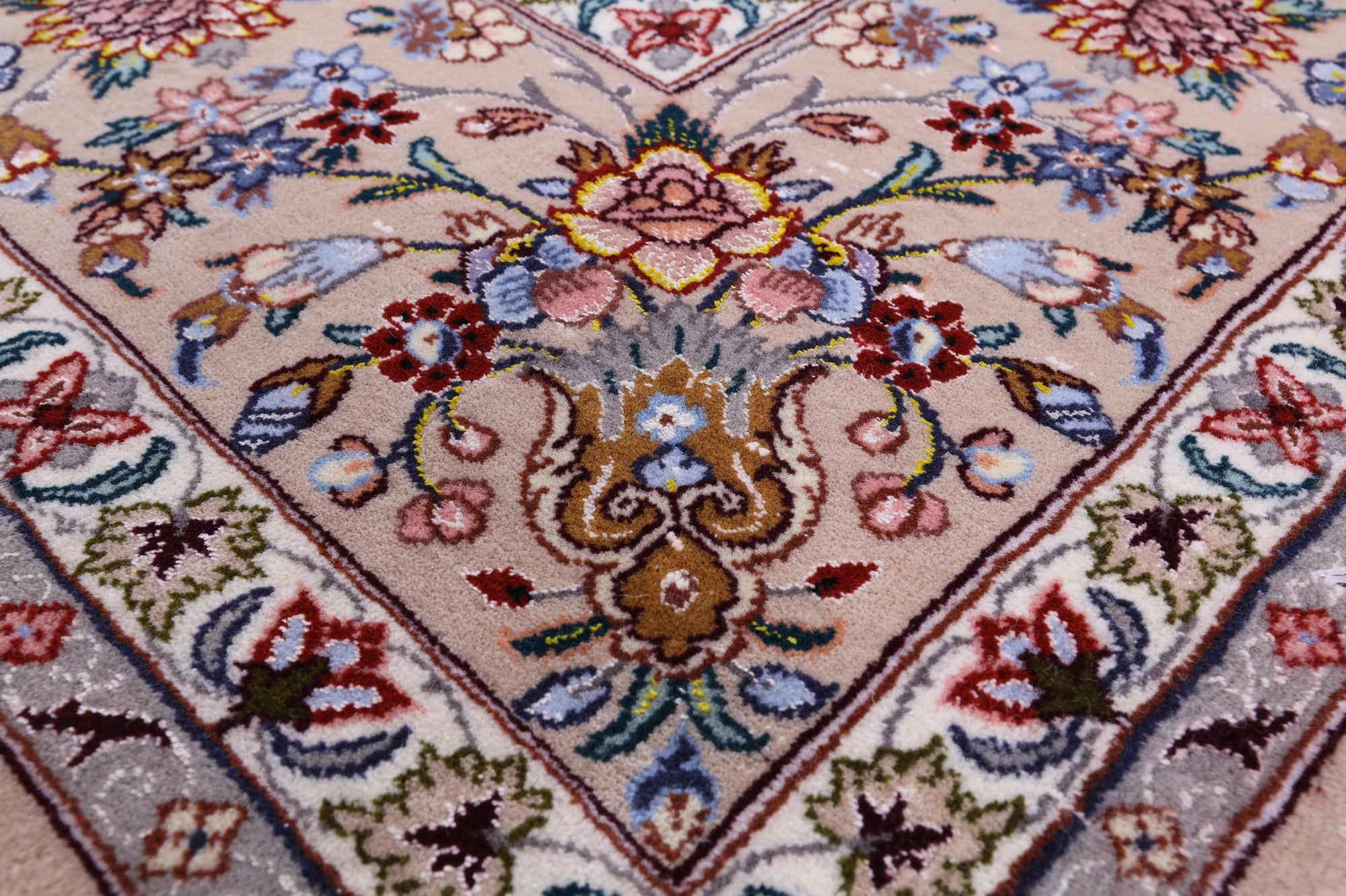 Ivory Isfahan Authentic Persian Hand Knotted Wool & Silk Area Rug - 5' 3" X 7' 10" - Golden Nile