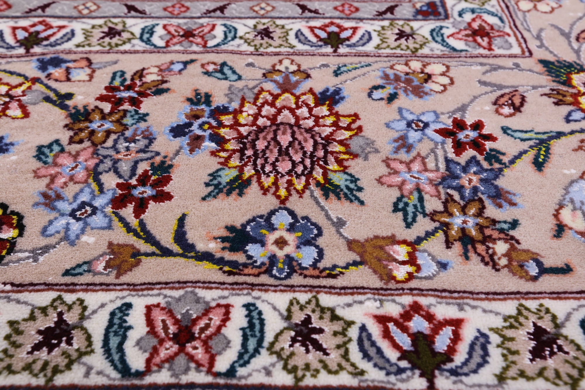 Ivory Isfahan Authentic Persian Hand Knotted Wool & Silk Area Rug - 5' 3" X 7' 10" - Golden Nile