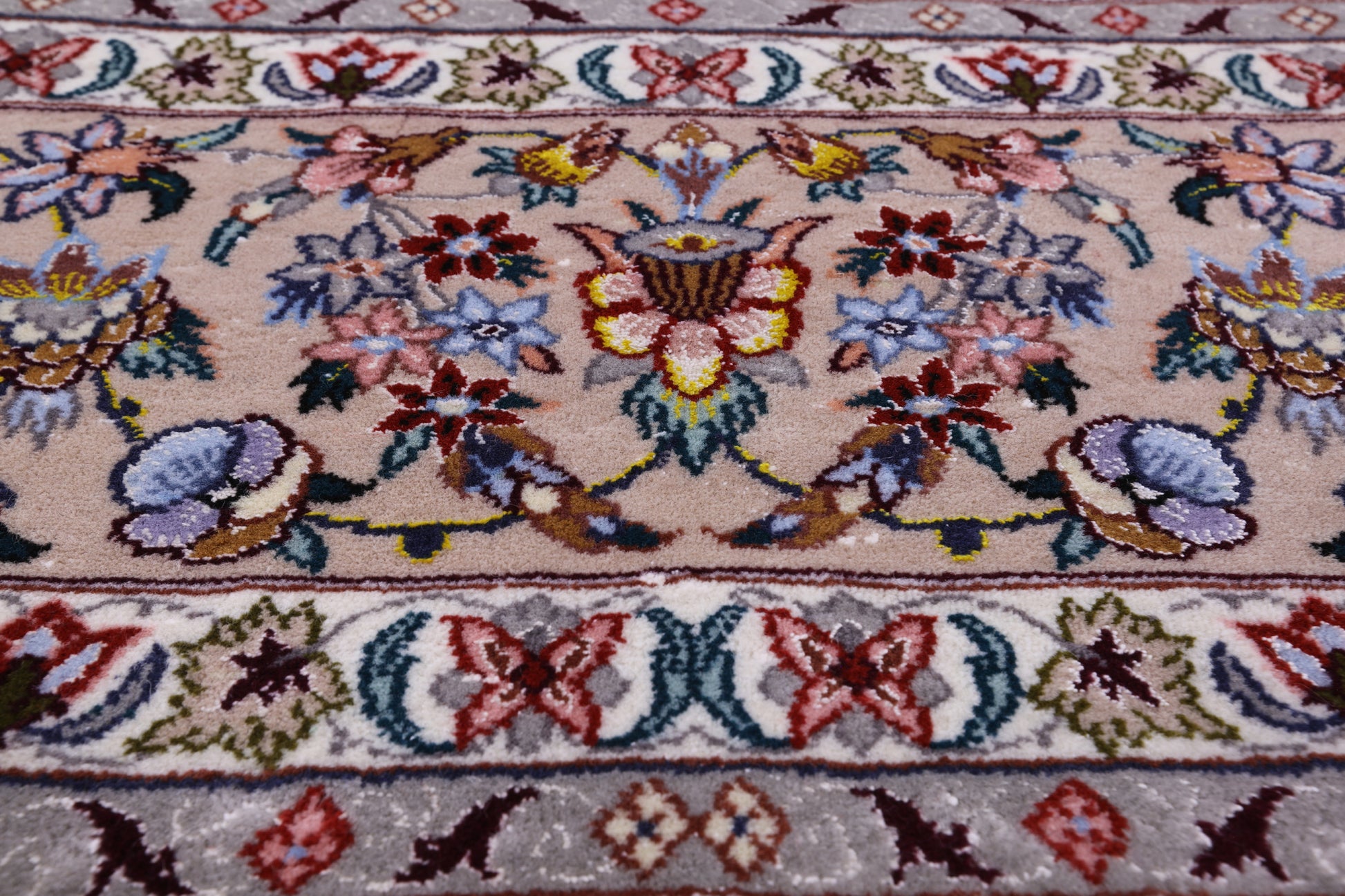 Ivory Isfahan Authentic Persian Hand Knotted Wool & Silk Area Rug - 5' 3" X 7' 10" - Golden Nile