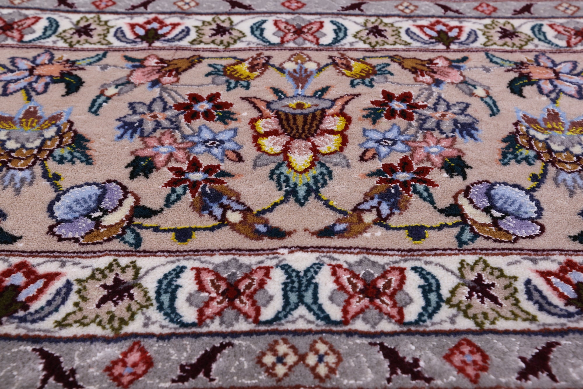 Ivory Isfahan Authentic Persian Hand Knotted Wool & Silk Area Rug - 5' 3" X 7' 10" - Golden Nile