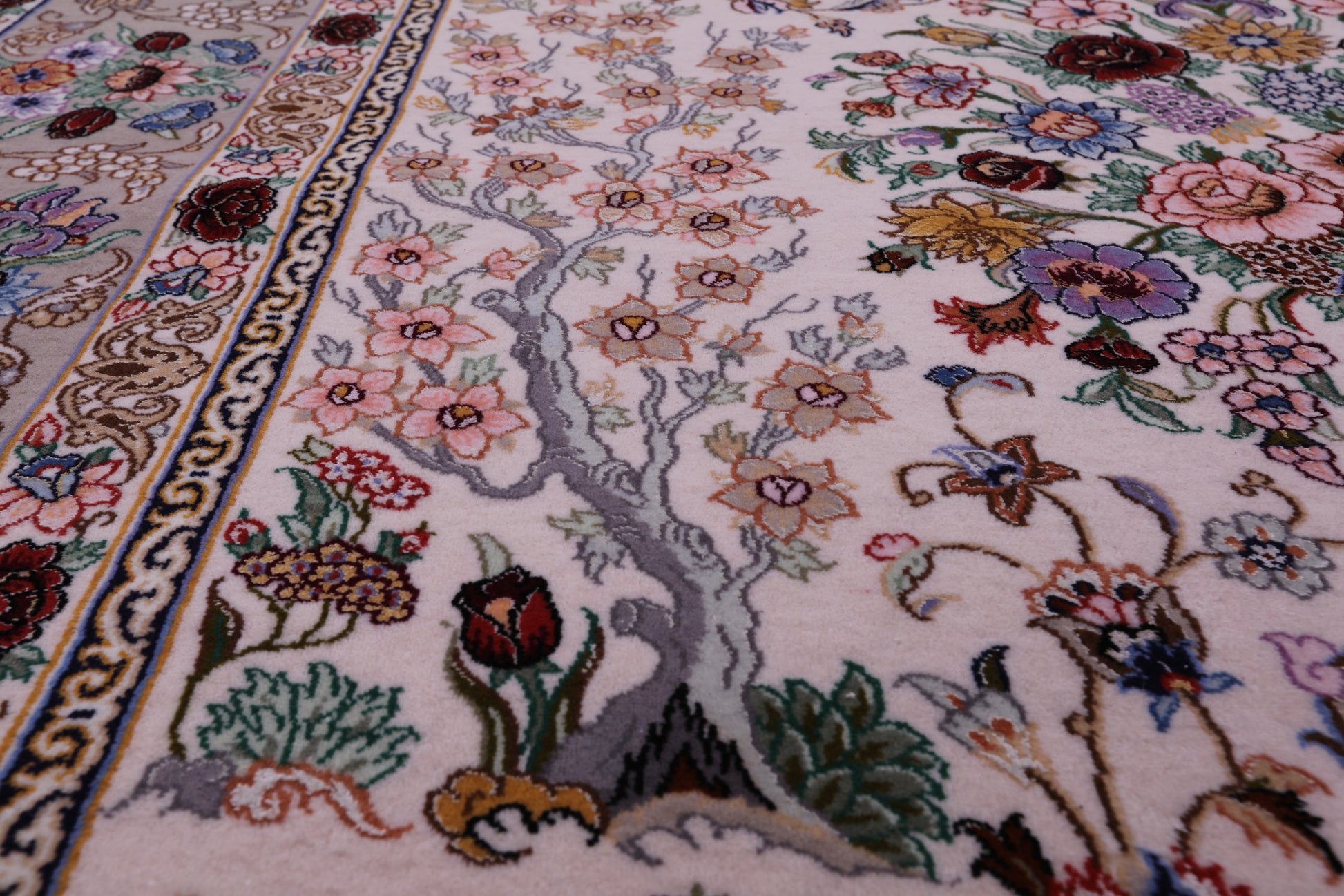 Ivory Isfahan Authentic Persian Hand Knotted Wool & Silk Area Rug - 5' 2" X 7' 11" - Golden Nile