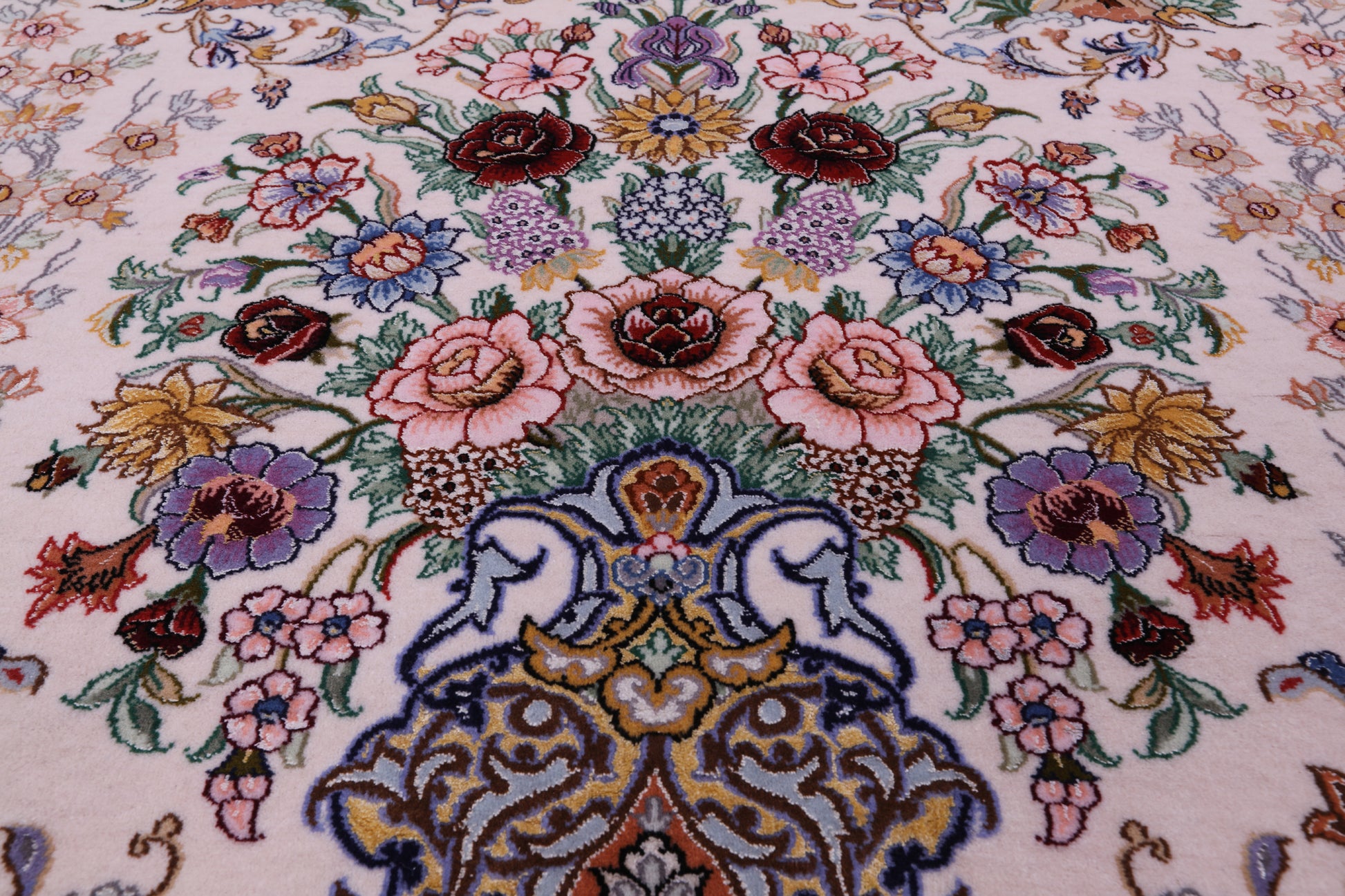 Ivory Isfahan Authentic Persian Hand Knotted Wool & Silk Area Rug - 5' 2" X 7' 11" - Golden Nile