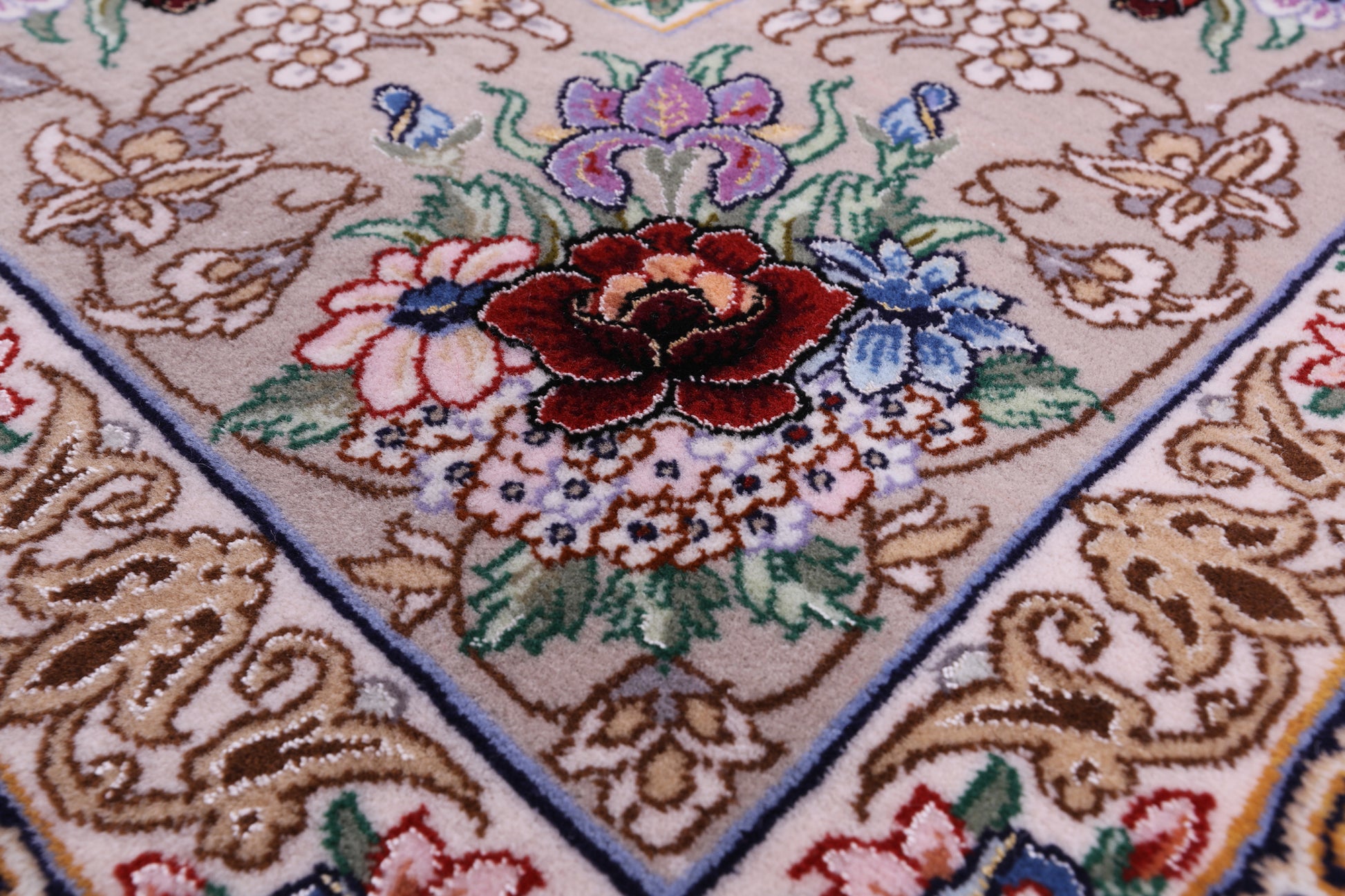 Ivory Isfahan Authentic Persian Hand Knotted Wool & Silk Area Rug - 5' 2" X 7' 11" - Golden Nile