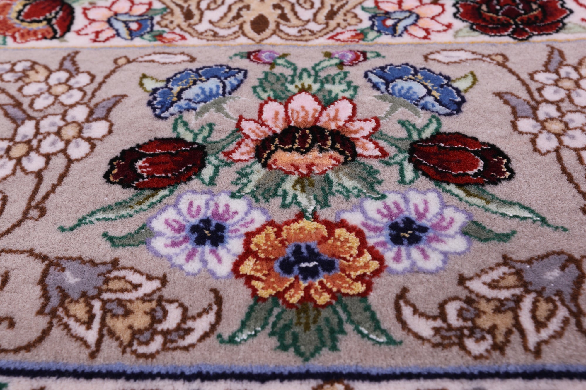 Ivory Isfahan Authentic Persian Hand Knotted Wool & Silk Area Rug - 5' 2" X 7' 11" - Golden Nile