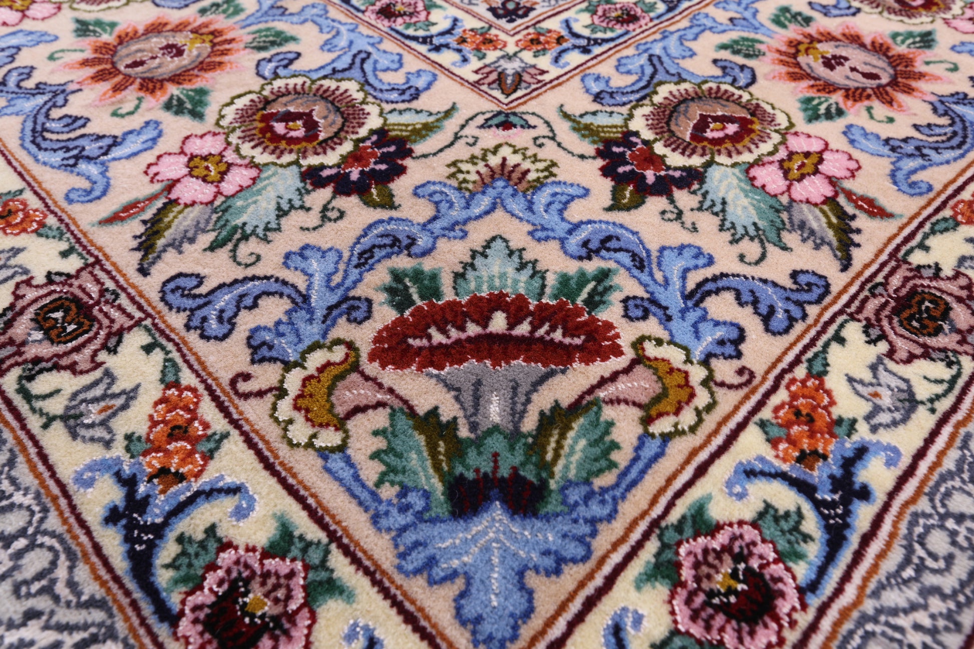 Ivory Isfahan Authentic Persian Hand Knotted Wool & Silk Area Rug - 5' 1" X 7' 7" - Golden Nile