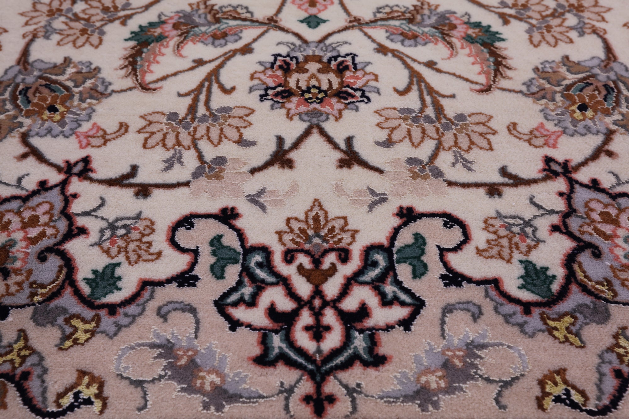 Ivory Isfahan Authentic Persian Hand Knotted Wool & Silk Area Rug - 5' 3" X 7' 8" - Golden Nile