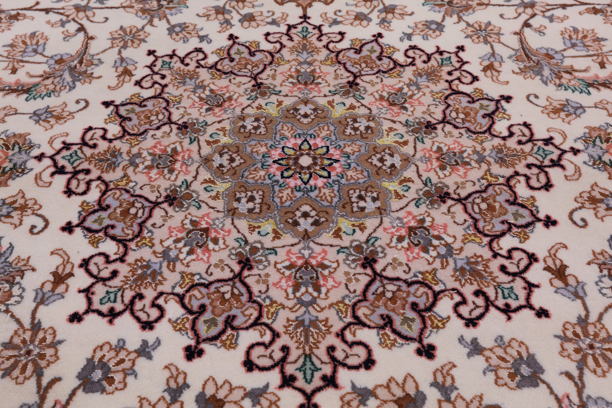 Ivory Isfahan Authentic Persian Hand Knotted Wool & Silk Area Rug - 5' 3" X 7' 8" - Golden Nile