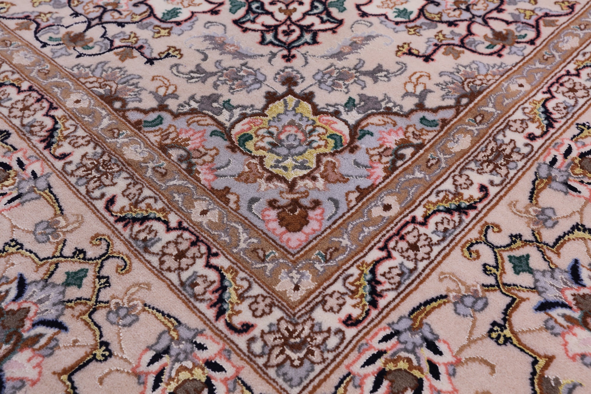 Ivory Isfahan Authentic Persian Hand Knotted Wool & Silk Area Rug - 5' 3" X 7' 8" - Golden Nile