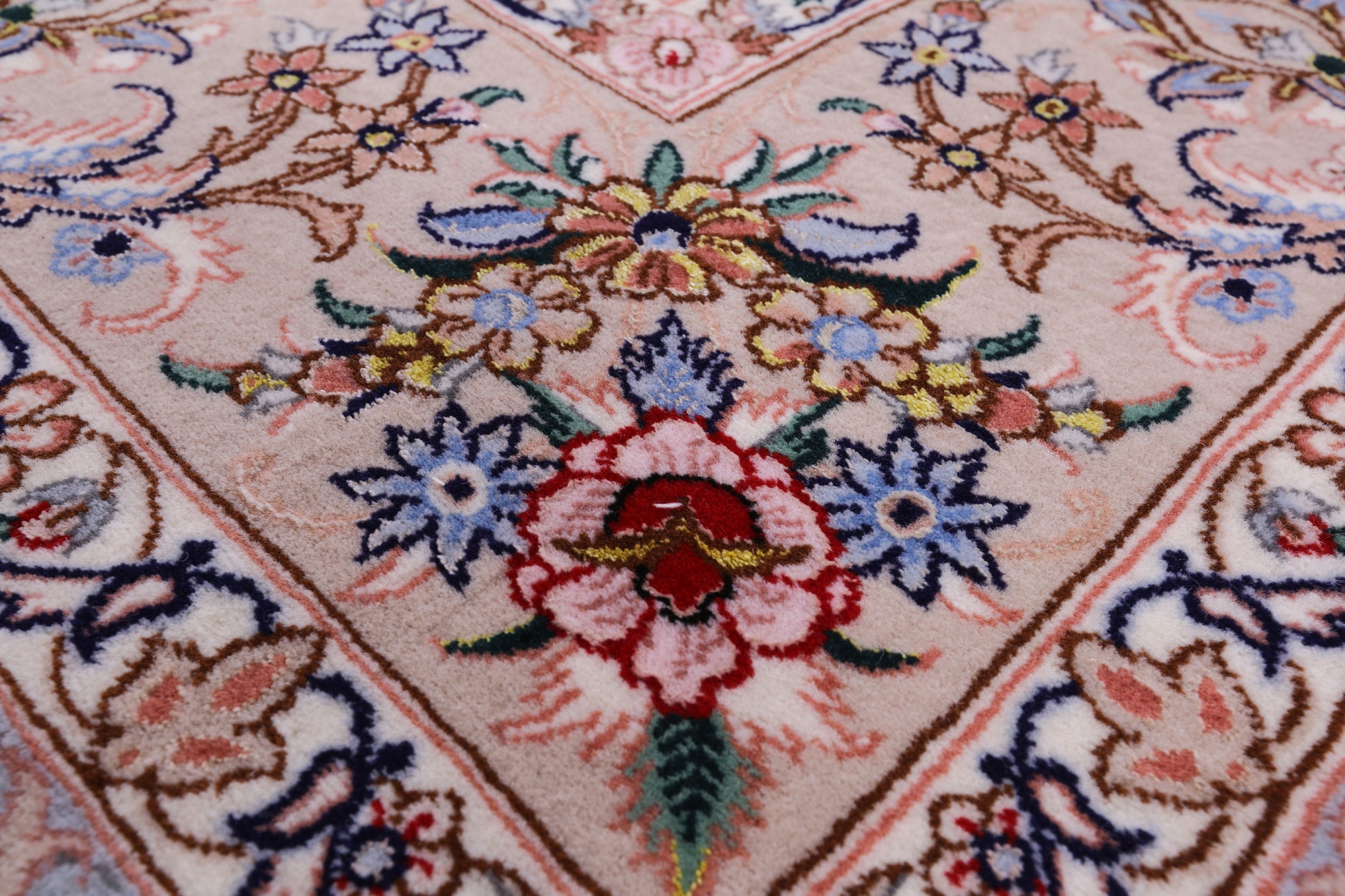 Ivory Isfahan Authentic Persian Hand Knotted Wool & Silk Area Rug - 5' 1" X 7' 9" - Golden Nile