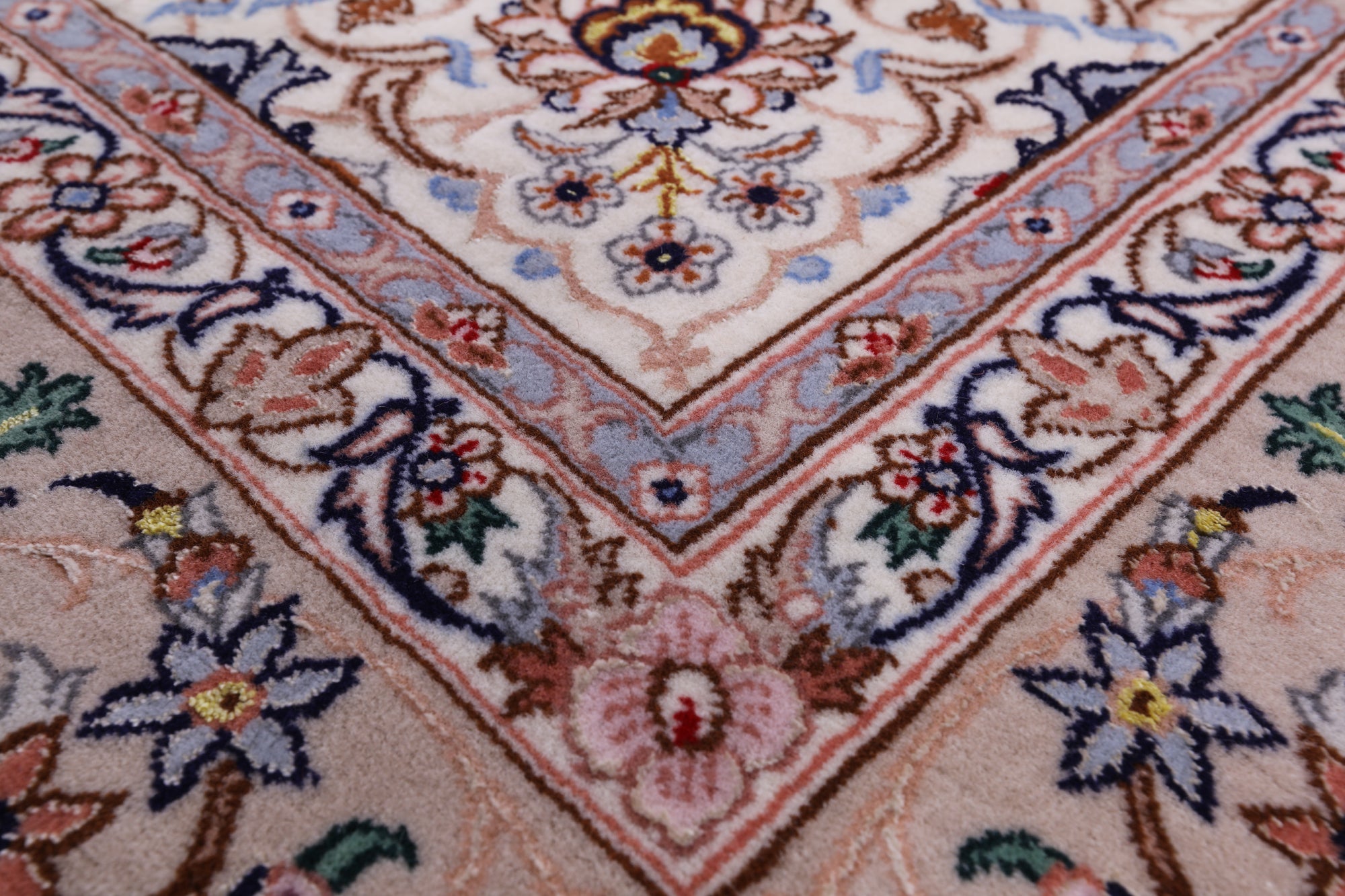 Ivory Isfahan Authentic Persian Hand Knotted Wool & Silk Area Rug - 5' 1" X 7' 9" - Golden Nile