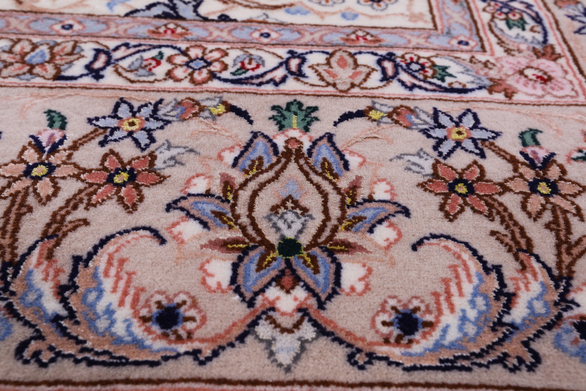 Ivory Isfahan Authentic Persian Hand Knotted Wool & Silk Area Rug - 5' 1" X 7' 9" - Golden Nile