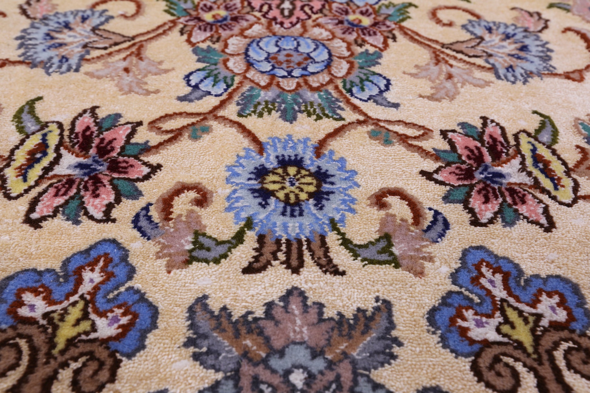 Isfahan Authentic Persian Hand Knotted Wool & Silk Area Rug - 4' 11" X 8' 2" - Golden Nile