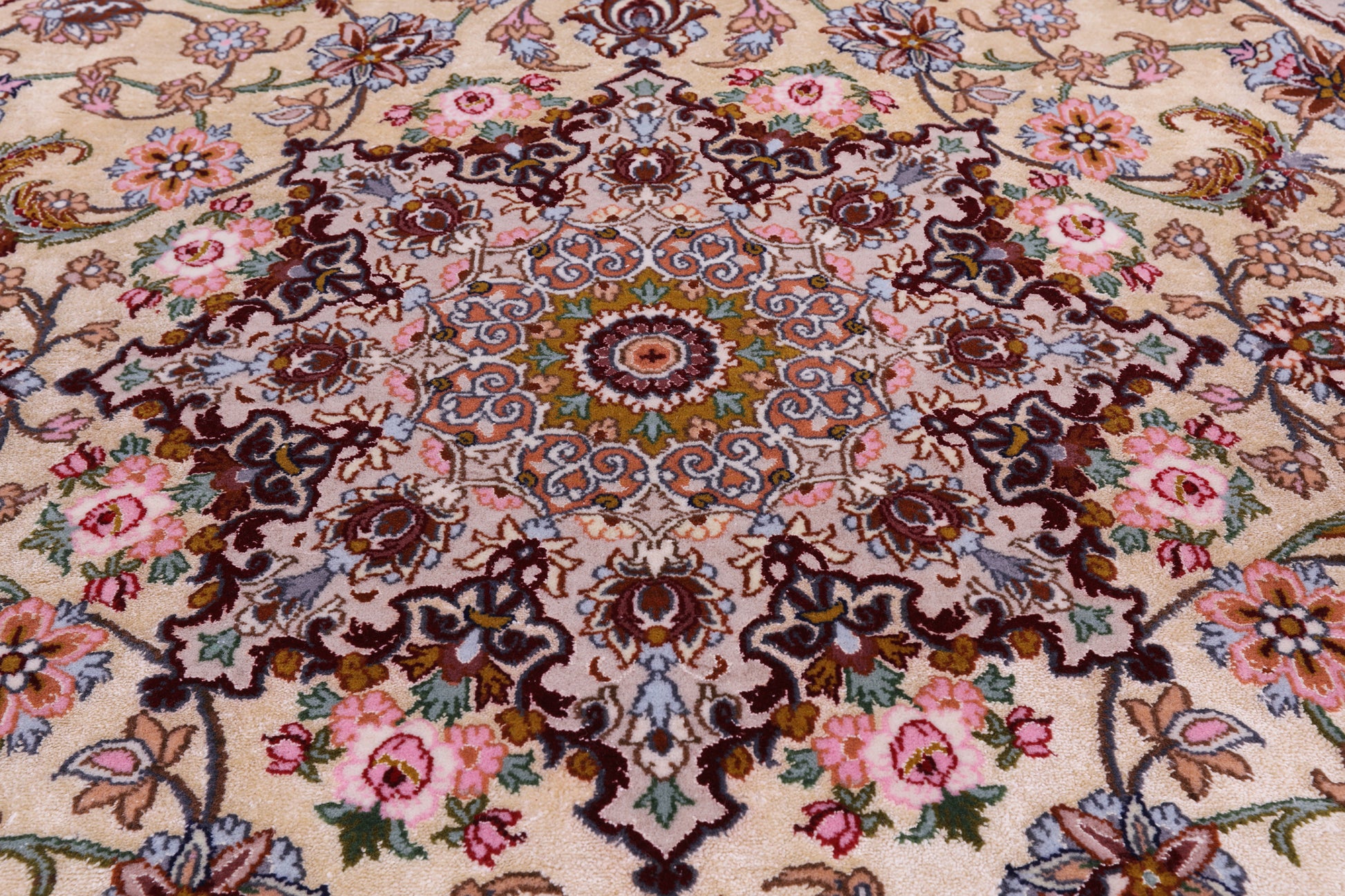 Ivory Isfahan Authentic Persian Hand Knotted Wool & Silk Area Rug - 5' 2" X 7' 8" - Golden Nile