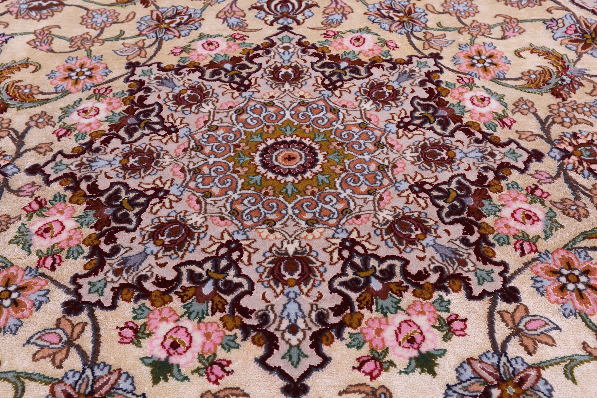 Ivory Isfahan Authentic Persian Hand Knotted Wool & Silk Area Rug - 5' 2" X 7' 8" - Golden Nile
