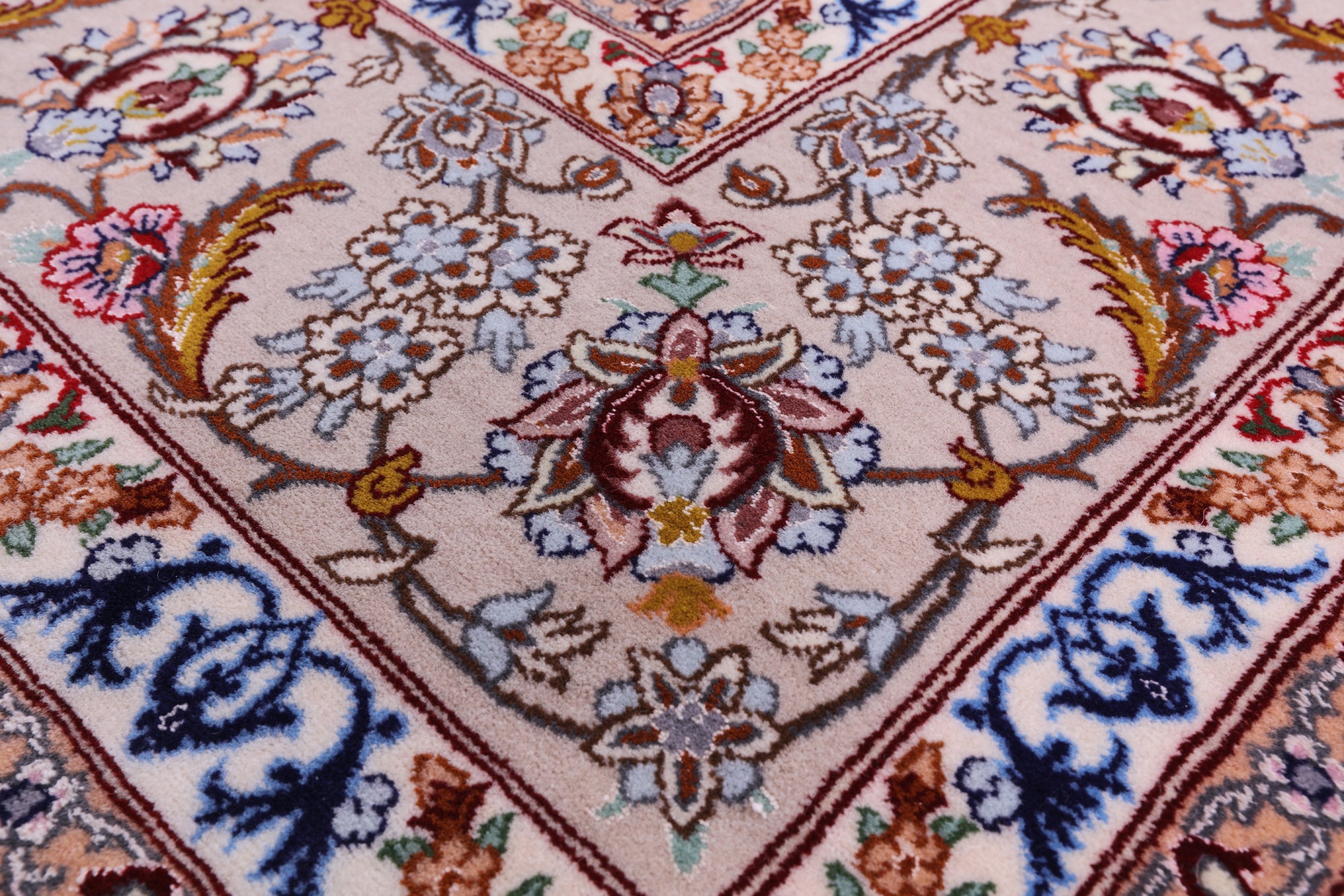Ivory Isfahan Authentic Persian Hand Knotted Wool & Silk Area Rug - 5' 2" X 7' 8" - Golden Nile