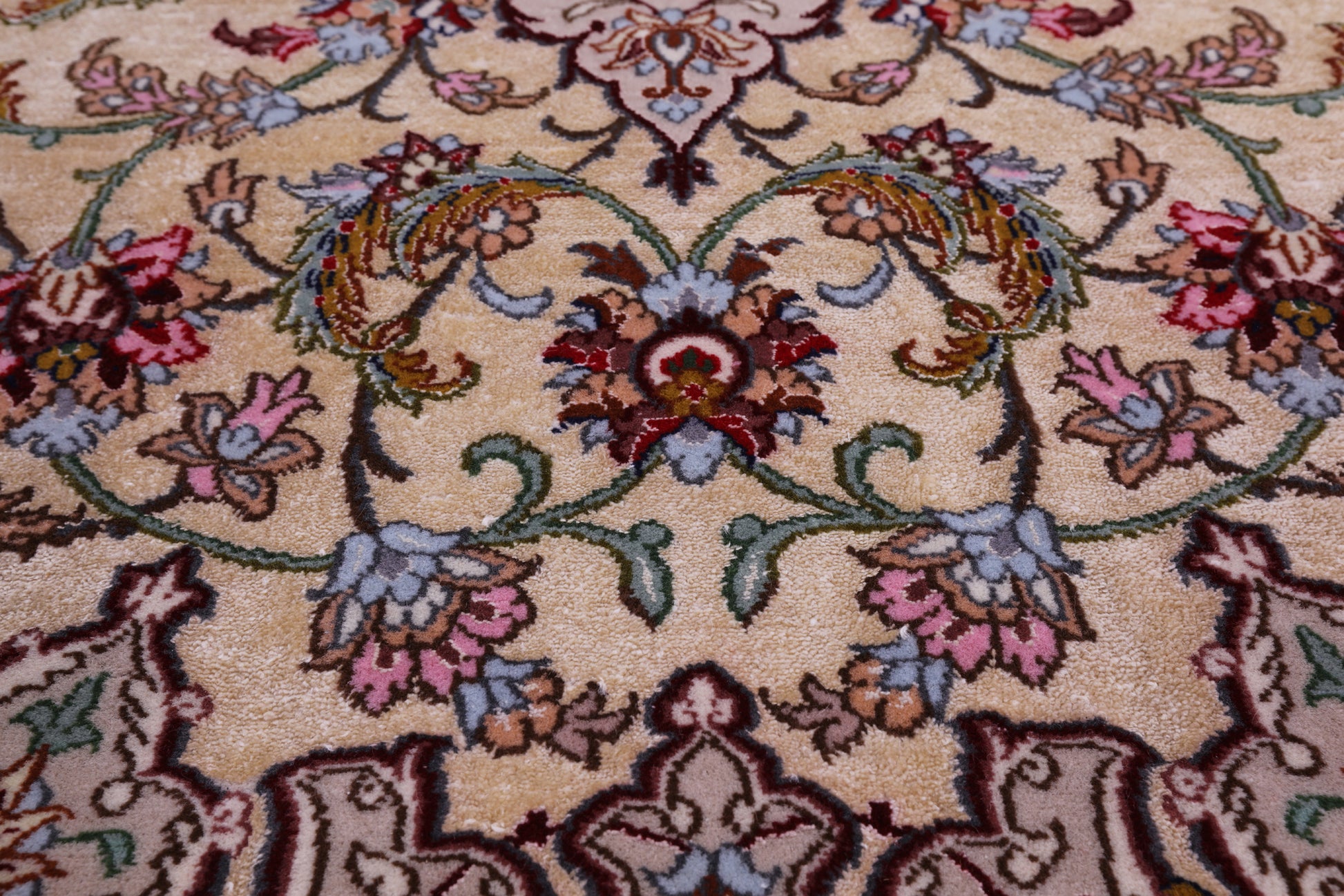 Ivory Isfahan Authentic Persian Hand Knotted Wool & Silk Area Rug - 5' 2" X 7' 8" - Golden Nile