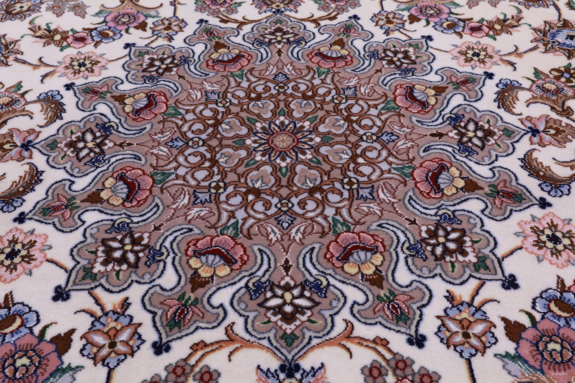 Ivory Isfahan Authentic Persian Hand Knotted Wool & Silk Area Rug - 5' 3" X 7' 9" - Golden Nile