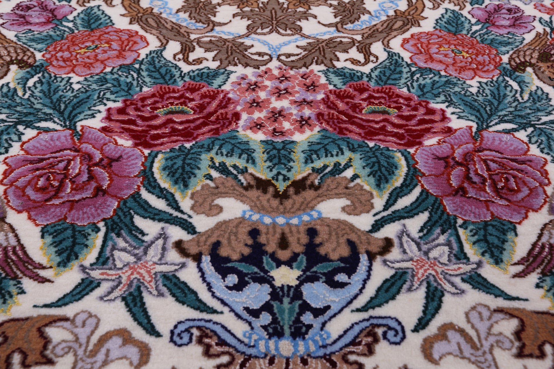 Ivory Isfahan Authentic Persian Hand Knotted Wool & Silk Area Rug - 5' 1" X 7' 4" - Golden Nile