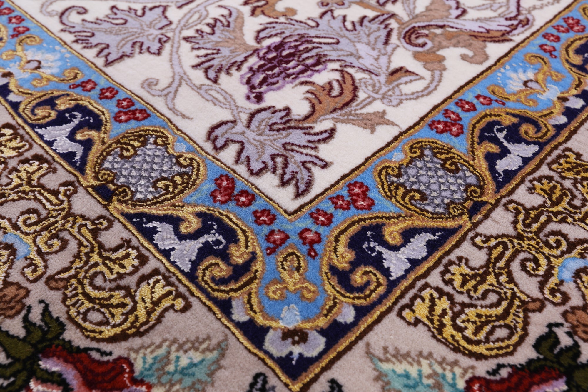 Ivory Isfahan Authentic Persian Hand Knotted Wool & Silk Area Rug - 5' 1" X 7' 4" - Golden Nile