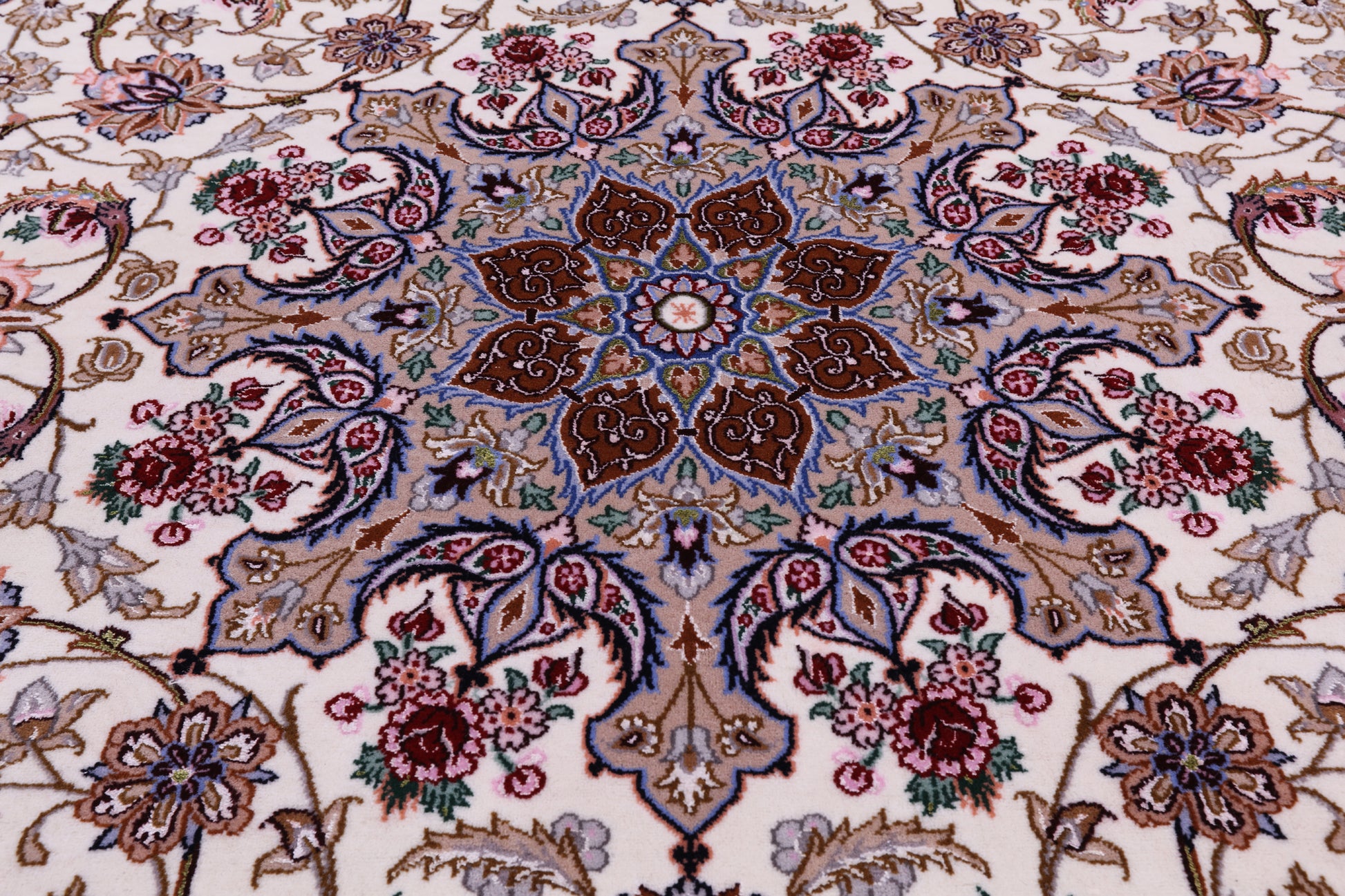 Ivory Isfahan Authentic Persian Hand Knotted Wool & Silk Area Rug - 5' 2" X 7' 9" - Golden Nile