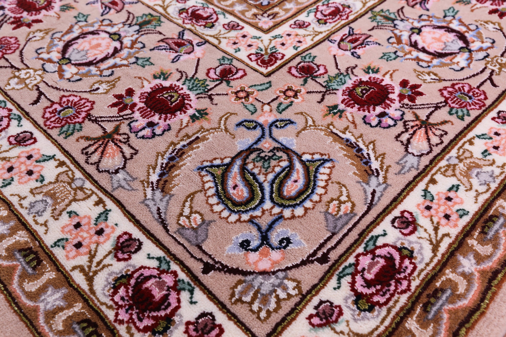 Ivory Isfahan Authentic Persian Hand Knotted Wool & Silk Area Rug - 5' 2" X 7' 9" - Golden Nile