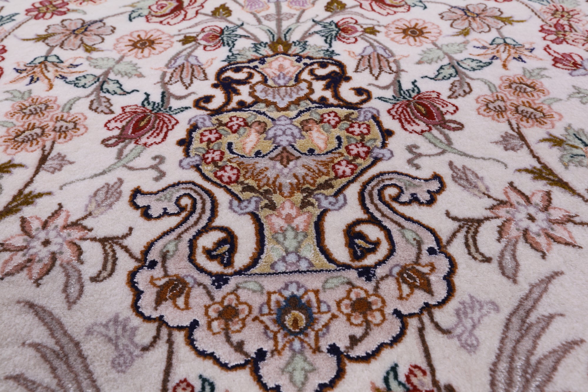 Ivory Isfahan Authentic Persian Hand Knotted Wool & Silk Area Rug - 5' 1" X 7' 9" - Golden Nile