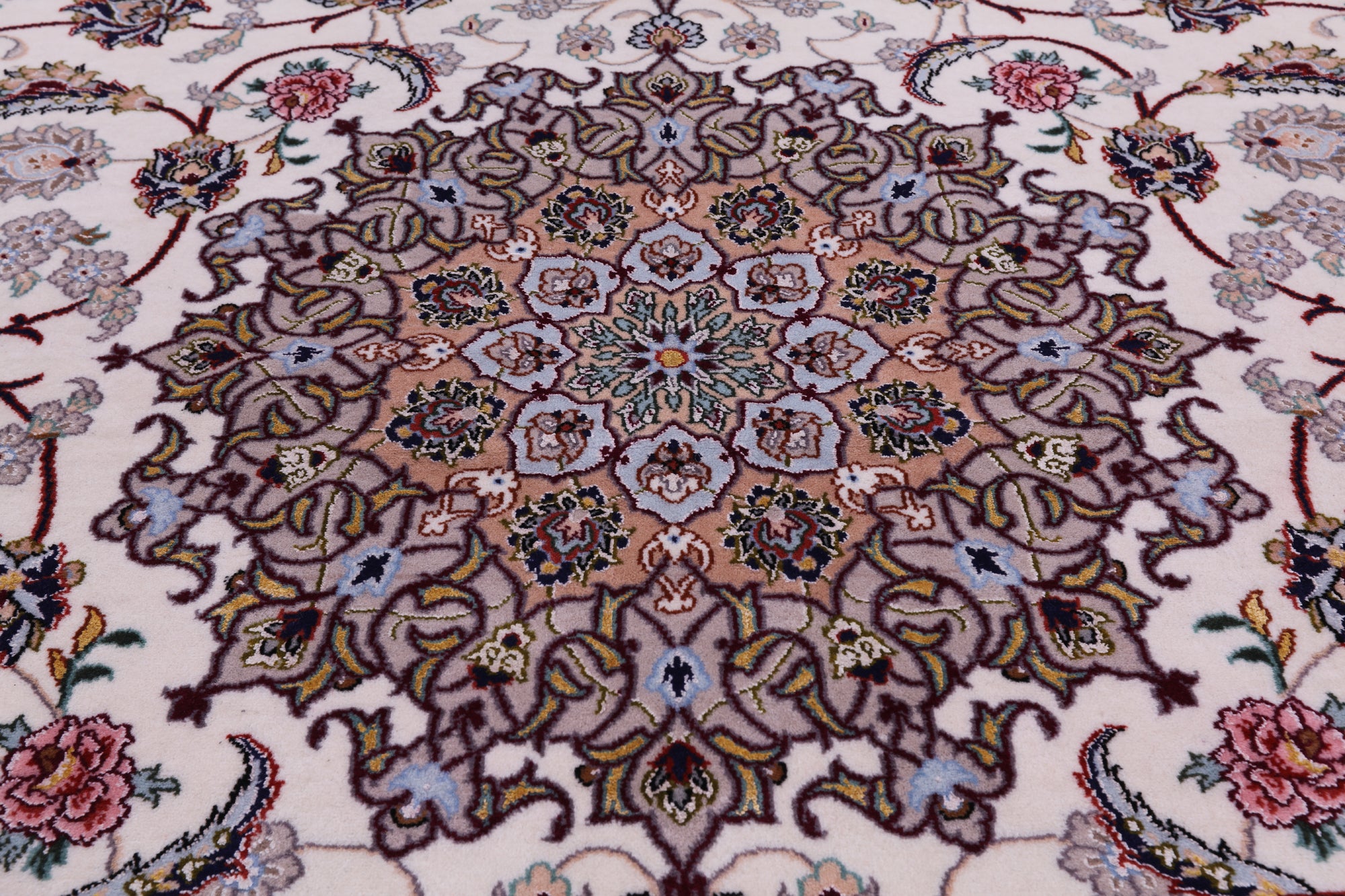 Ivory Isfahan Authentic Persian Hand Knotted Wool & Silk Area Rug - 5' 2" X 7' 9" - Golden Nile
