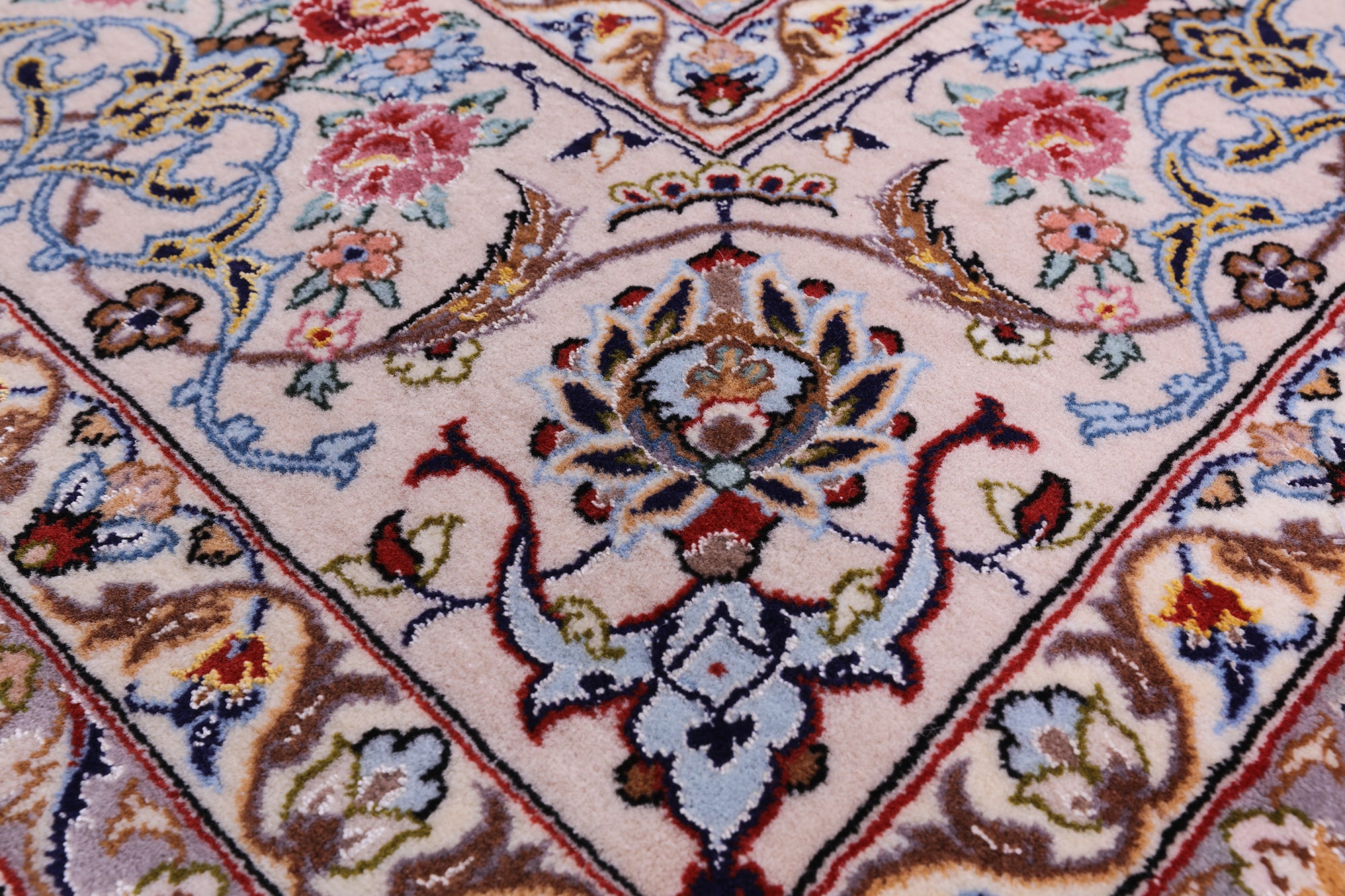 Ivory Isfahan Authentic Persian Hand Knotted Wool & Silk Area Rug - 5' 1" X 8' 1" - Golden Nile