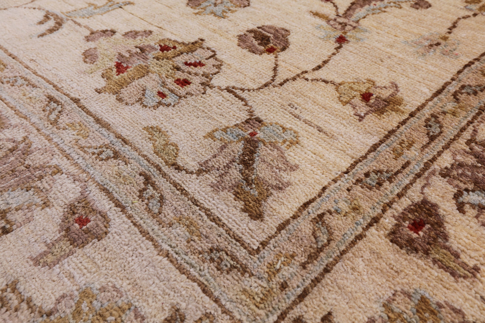 Ivory Peshawar Hand Knotted Wool Rug - 5' 6" X 8' 2" - Golden Nile