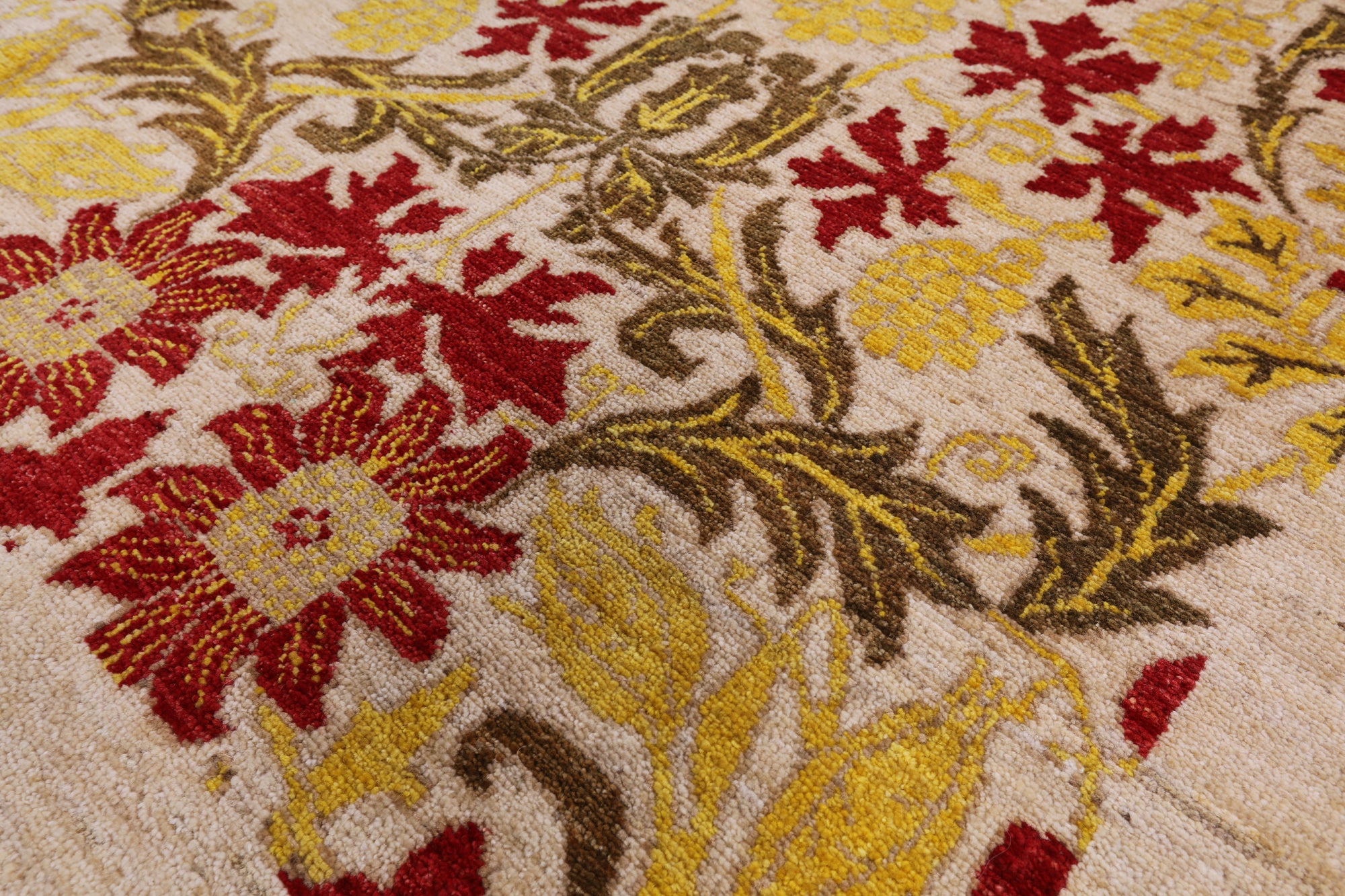 Ivory William Morris Hand Knotted Wool Area Rug - 4' 10" X 7' 9" - Golden Nile